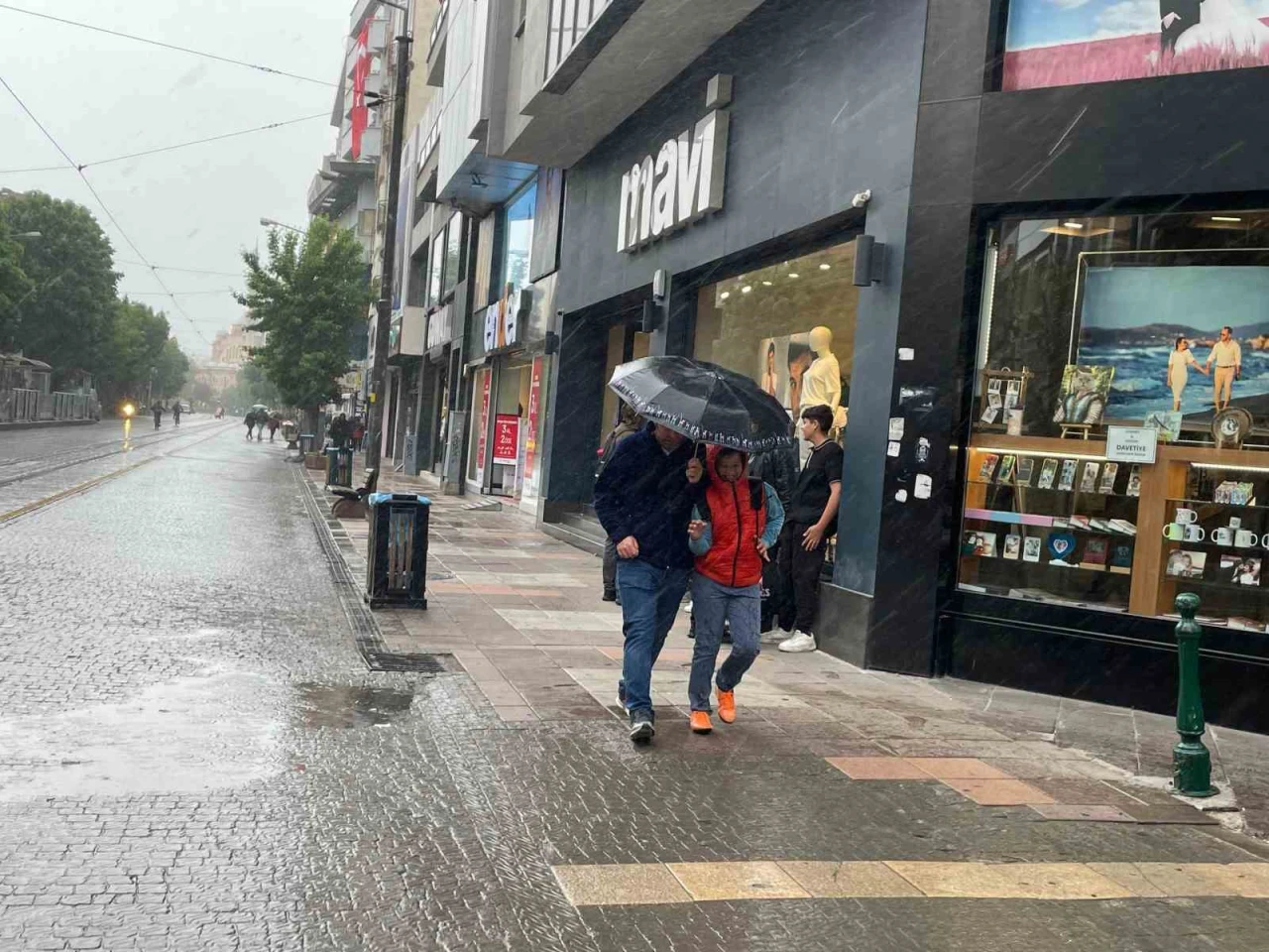 Eskişehir'de aniden bastıran yağmur, vatandaşları zor durumda bıraktı