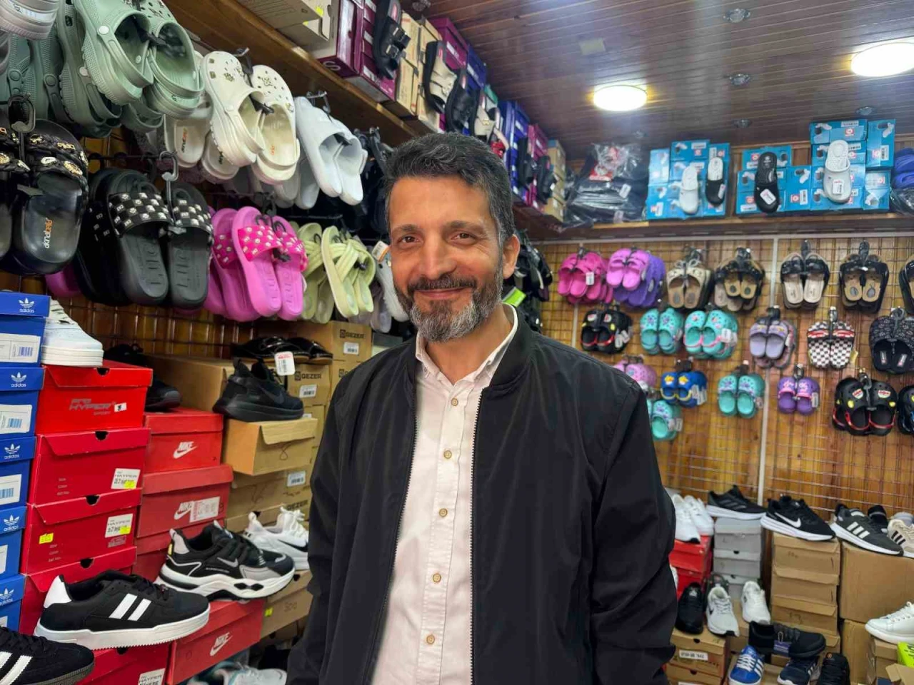 Eskişehir'de havaların ısınması ile sandalet ve terlik satışları arttı