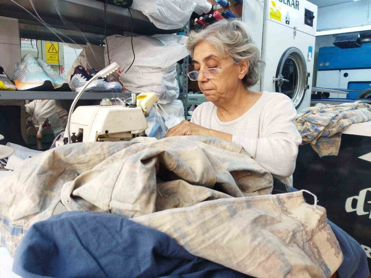 Eskişehir'de hastalığına rağmen mesleğini bırakmadı: Terzi Çınar’dan ekonomik tavsiye