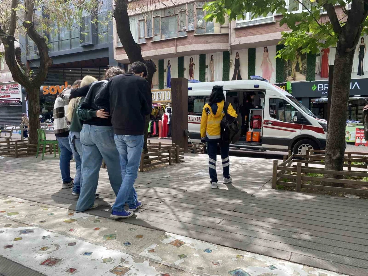 Eskişehir'de bir mağazada yere düşen kadın yaralandı