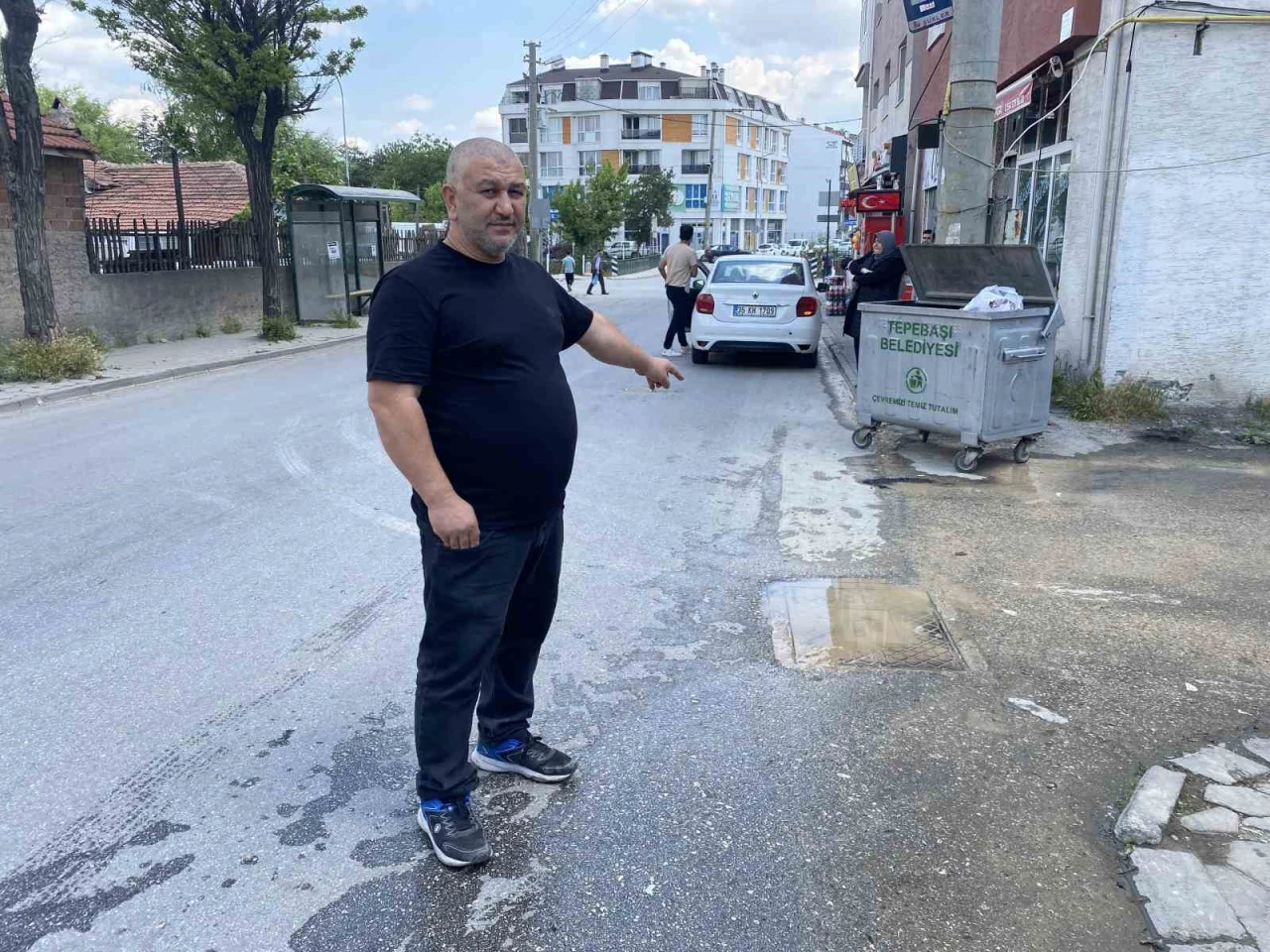 Eskişehir'de şebeke suyu hattındaki patlak onarılmayı bekliyor: Vatandaş çözüm istiyor
