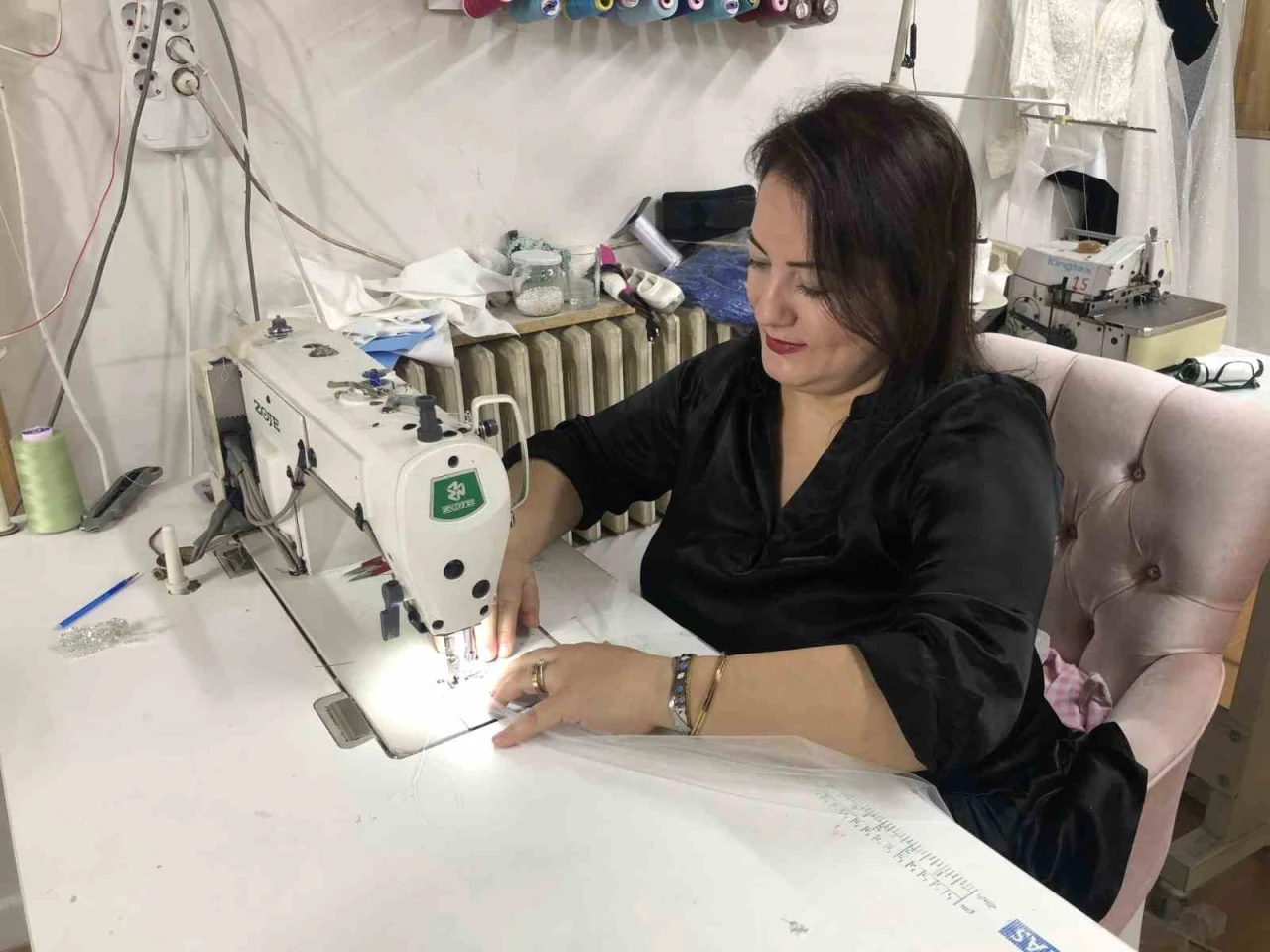 Eskişehir'de üniversite okuyup edindiği mesleğini bırakıp gelinlikçi oldu
