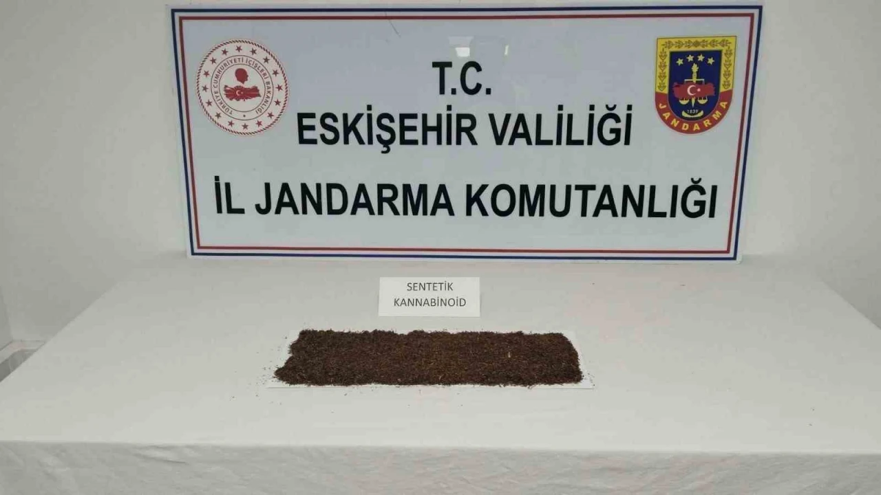 Eskişehir'de uyuşturucu ticareti yapmayı amaçlayan şüpheli jandarmadan kaçamadı