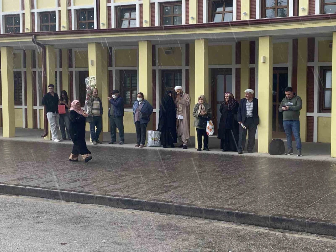 Eskişehir'i sağanak vurdu! Vatandaşlar ıslanmamak için kapalı alanların girişlerine sığındı