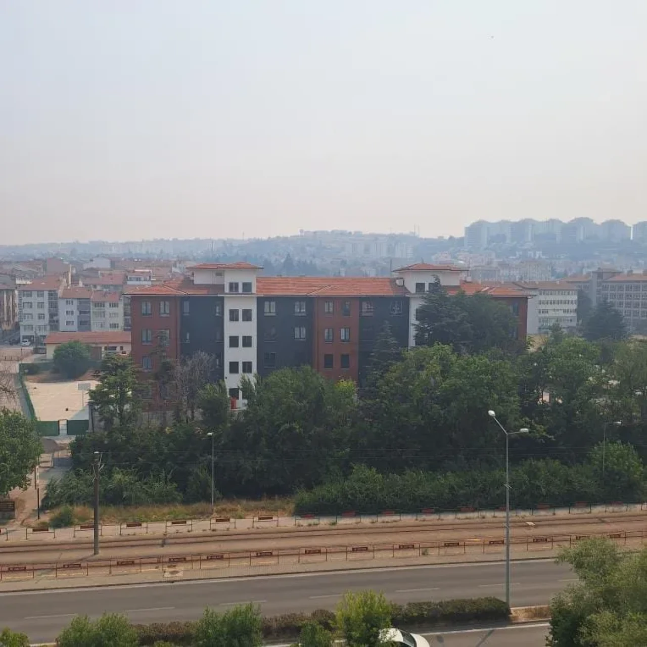 Sakarya’da başladı, Bilecik’e yayıldı: Yangın dumanı Eskişehir’i kapladı