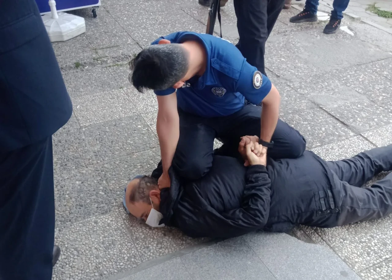 Bir Banka Şubesine Tüfekle Giren Şahıs Gözaltına Alındı