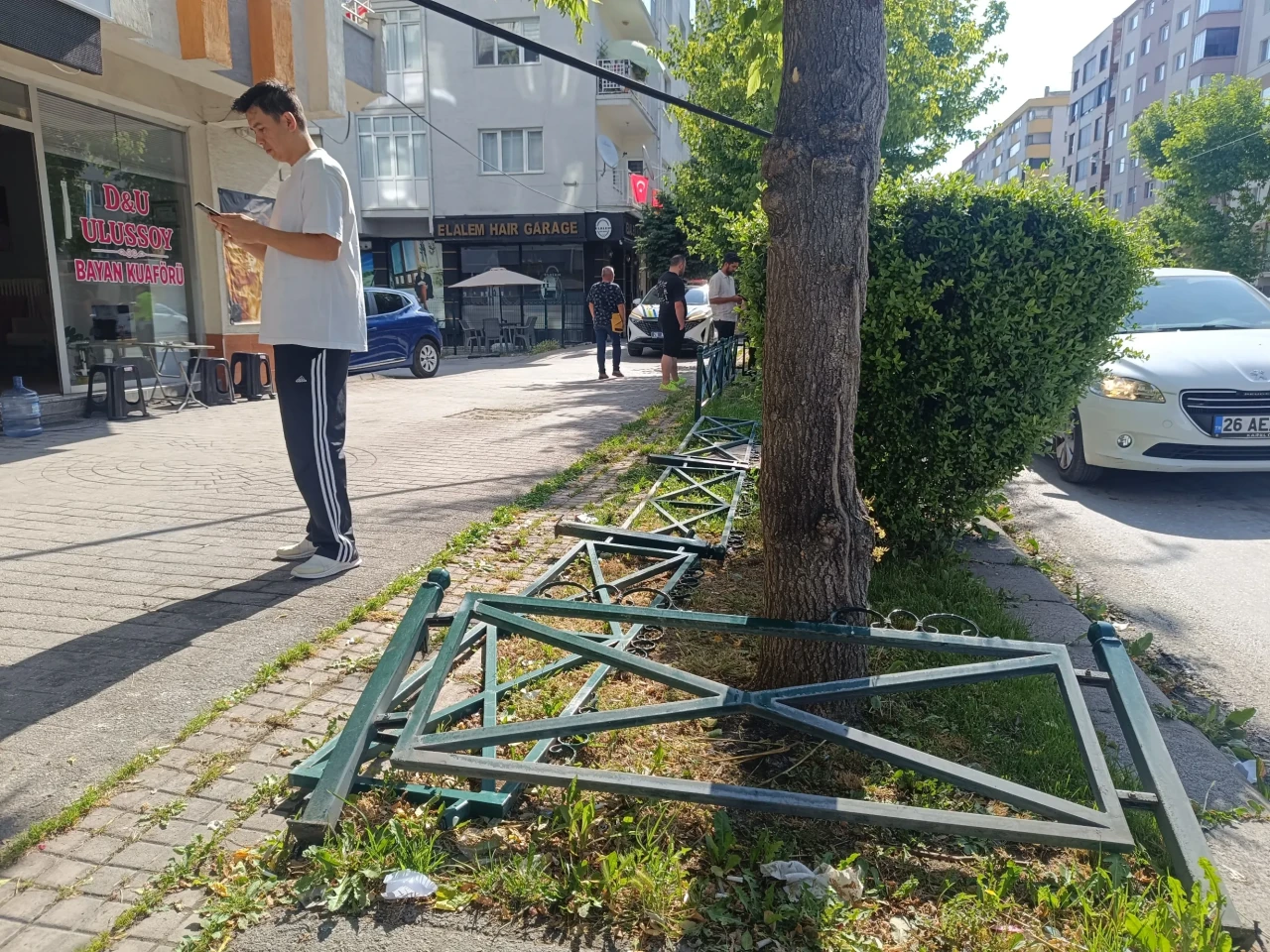 Alkollü sürücü önce bariyerlere sonra işletmeye daldı