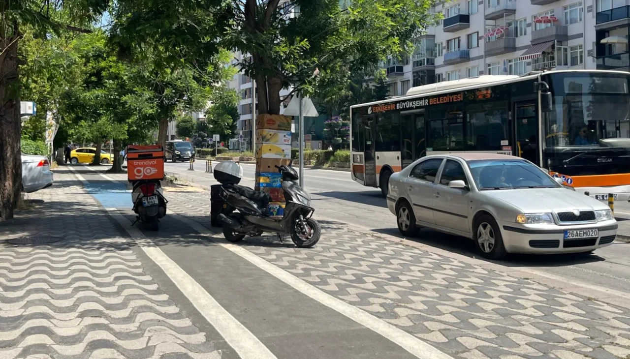 Eskişehir’de bisiklet yoluna motor parkı: Birçok nokta varken o bisiklet yolunun ortasına park etmeyi seçti!
