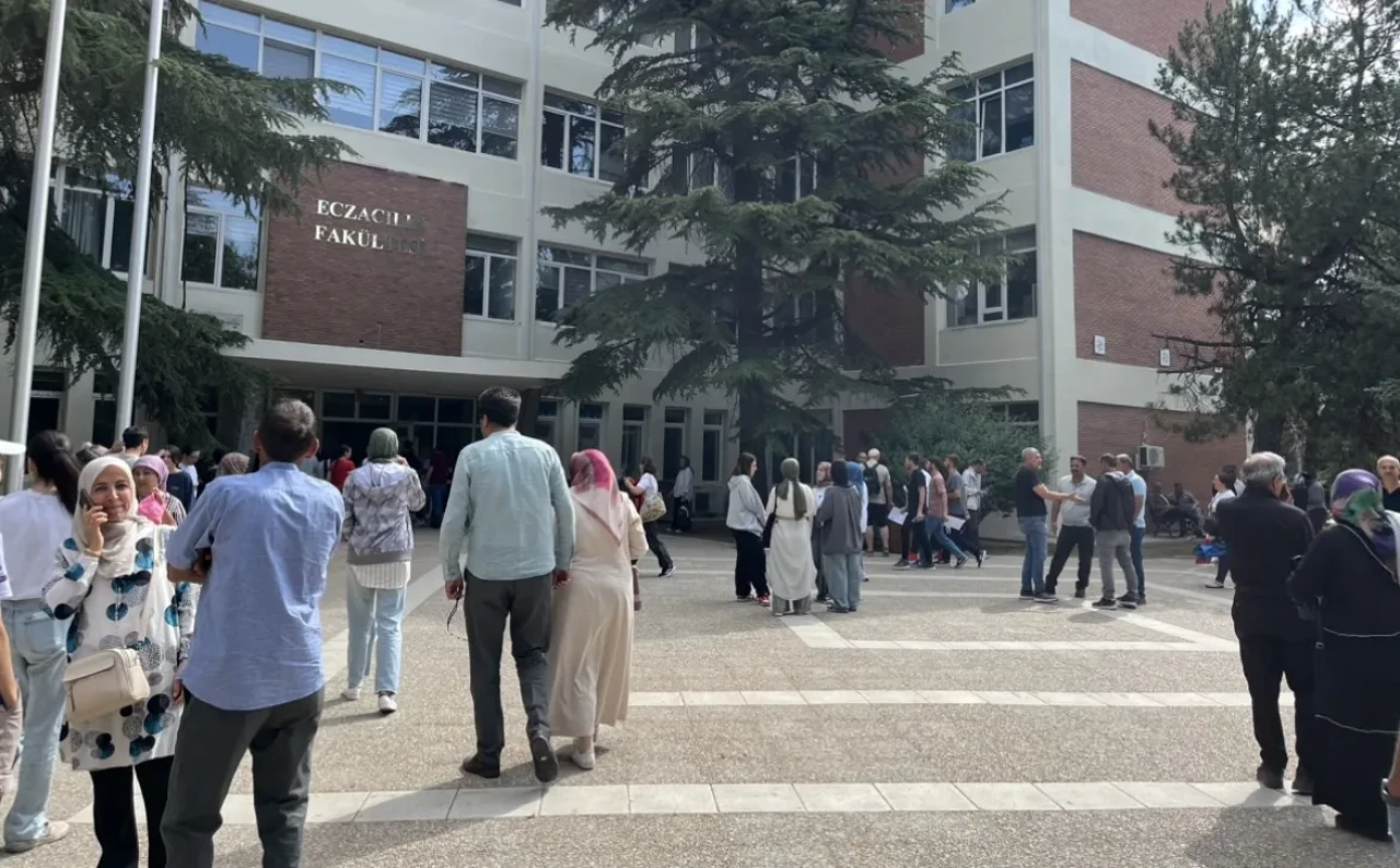 YKS’nin 2. Gününde Öğrenciler Sınav Salonlarına Alındı, Aileler Dışarıda Heyecanla Bekliyor