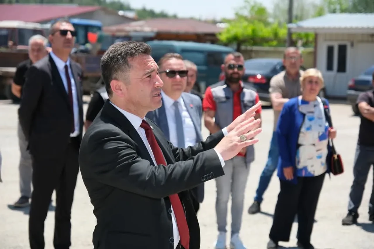 Başkan Dökmeci Personelle Bayramlaştı, İkramiye Müjdesi Verdi