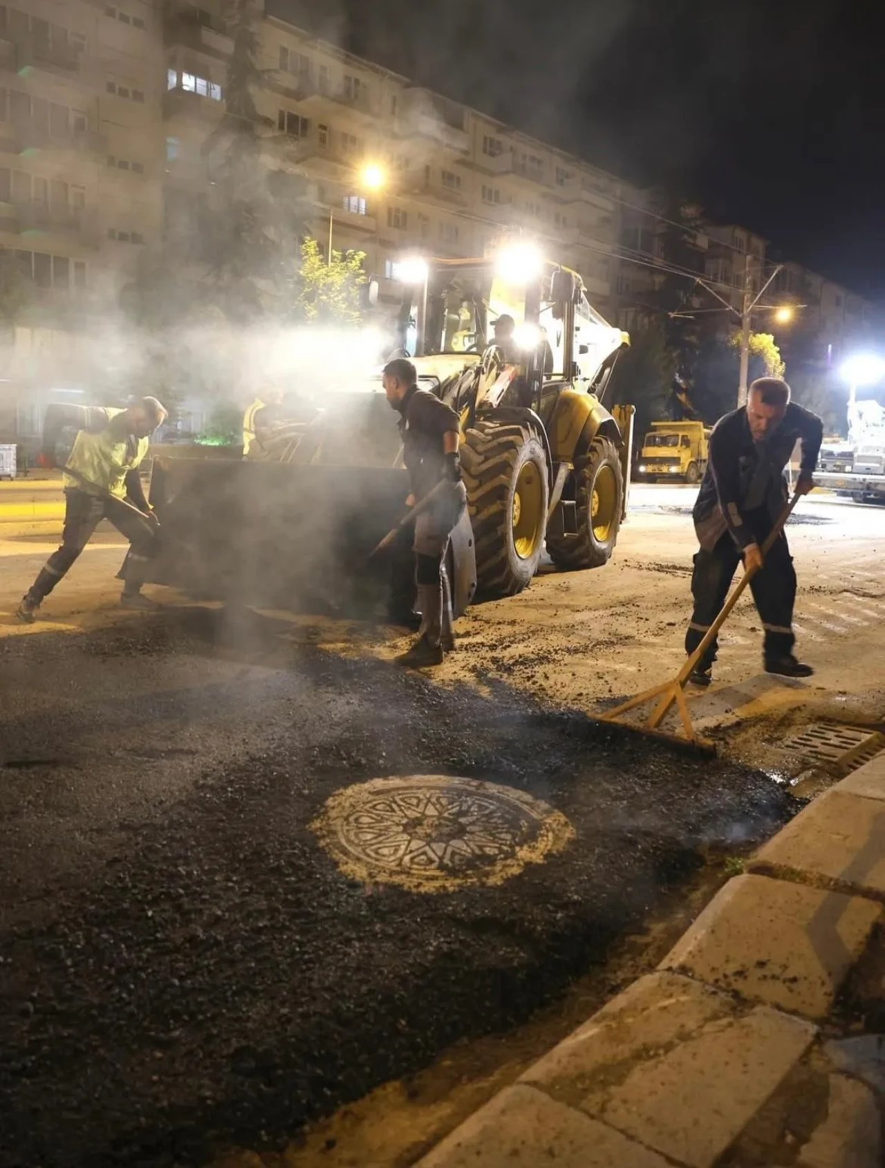 Eskişehir'de gece mesaisi: Şehir uyurken yollar yenileniyor