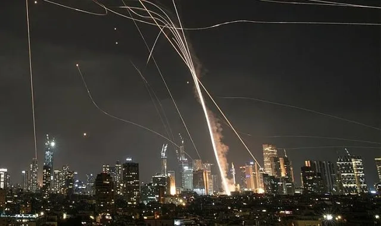 İRAN’DAN YENİDEN FÜZE SALDIRISI! İSRAİL’DE ALARMLAR ÇALDI