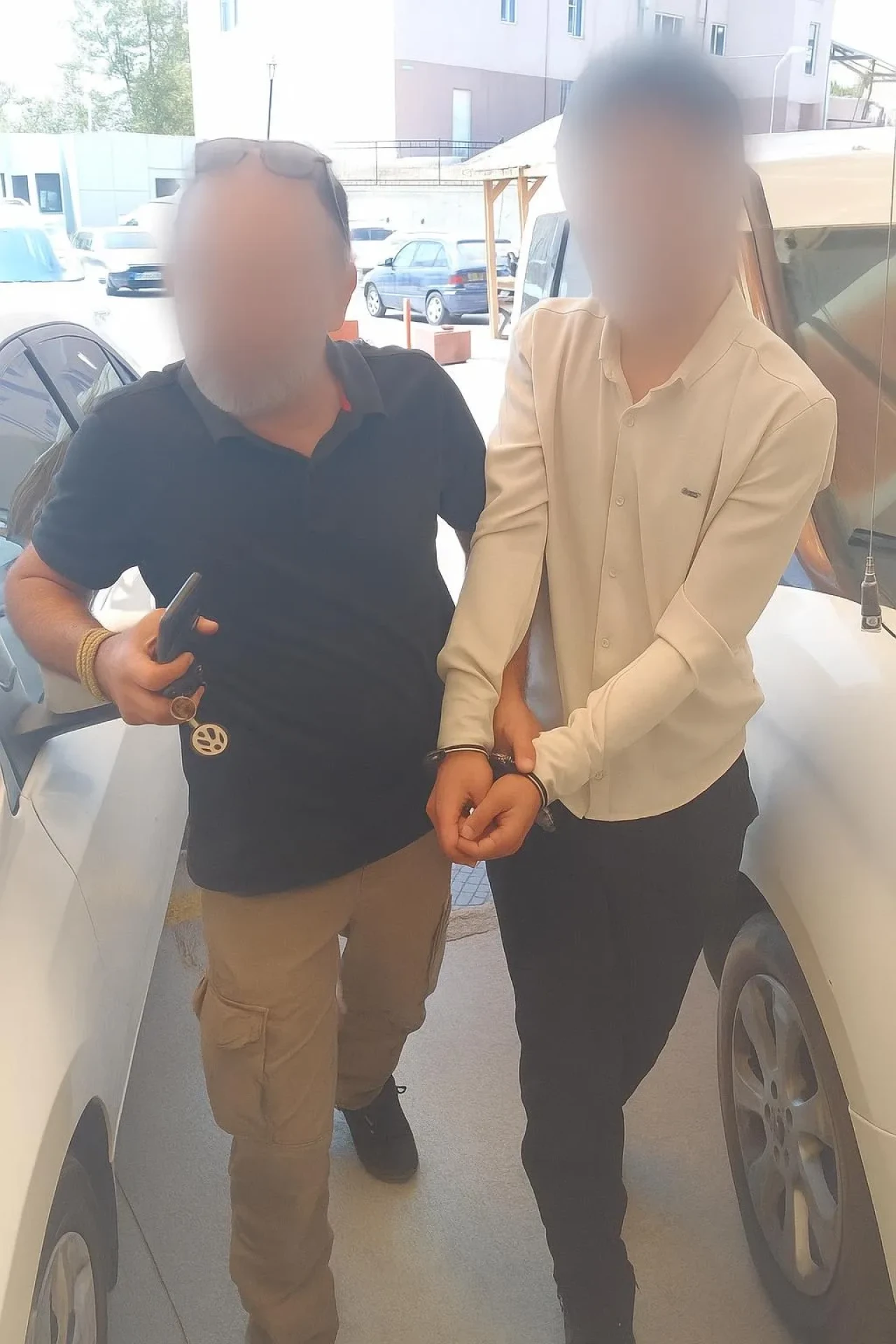 Tanıtım standına zarar verdi, kısa sürede yakalandı