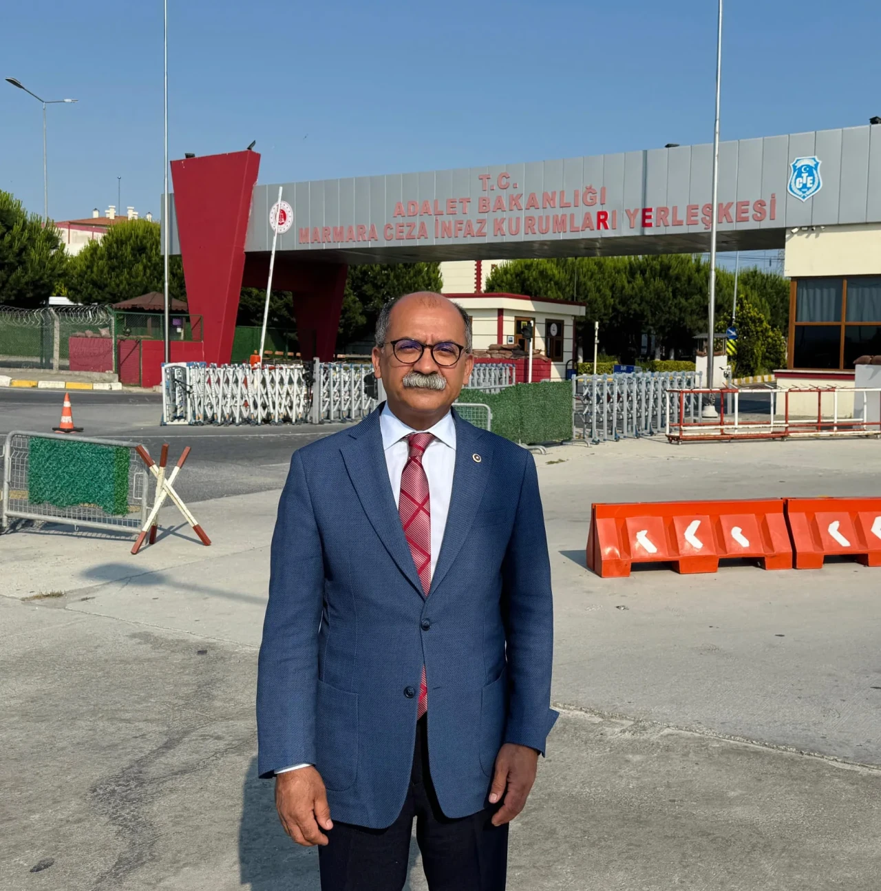 "Camın ötesi soğuk ama Ekrem Başkan’ın bakışları meydanları ısıtıyor"