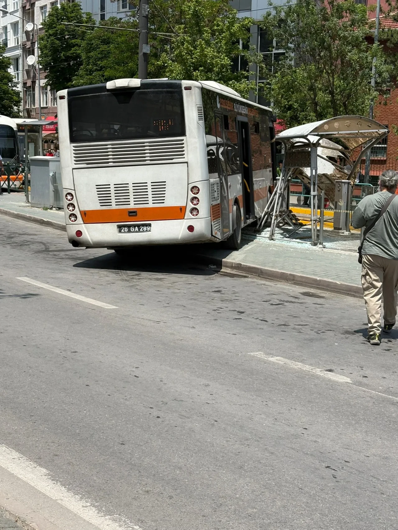 Fenalaşan kadın sürücü durağa daldı