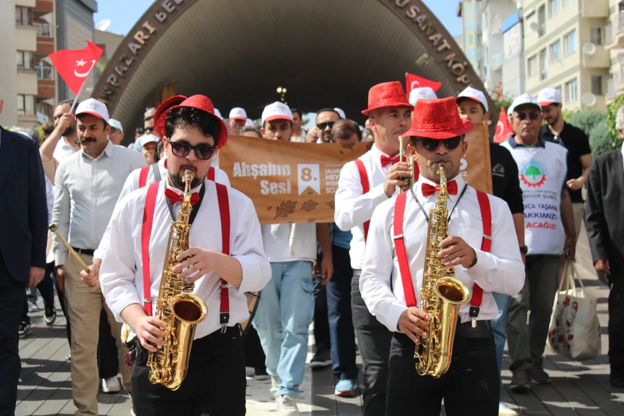 “Ahşabın sesi Eskişehir’de yankılandı: Festival kortejle başladı”
