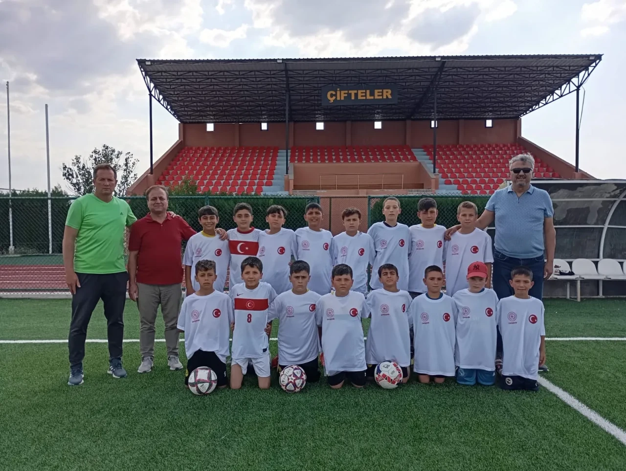 Ünlü’den minik futbolculara moral ziyareti