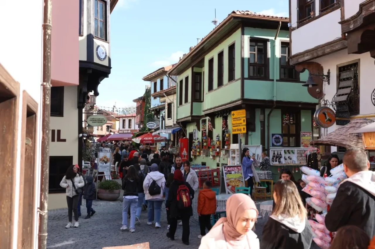 Sıcak Hava Engel Olmadı, Turistler Odunpazarı’na Akın Etti