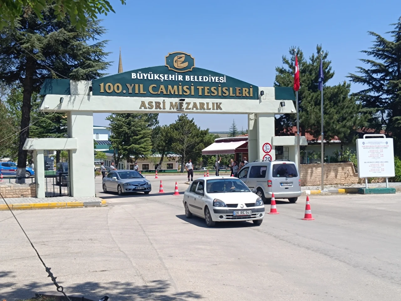 Vefat Eden Yakınlarını Arefe Günü Yalnız Bırakmadılar