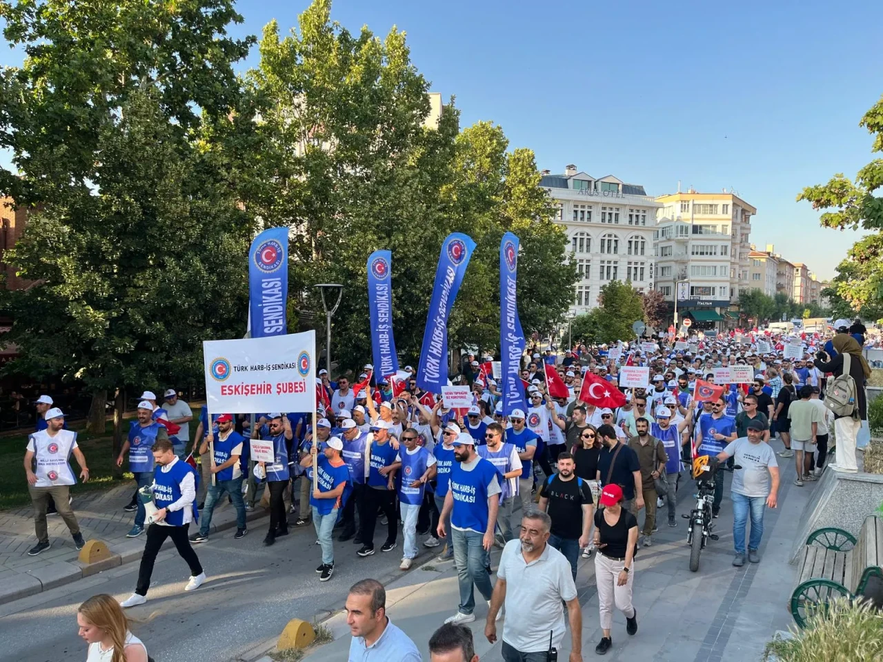Harp-İş’liler Servise Binmedi, Hakları İçin Şehir Merkezine Yürüdü