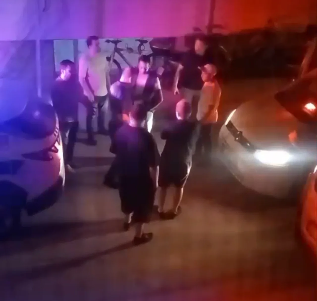 Evini gözetleyen kişiyi bıçakla kovaladı iddiası