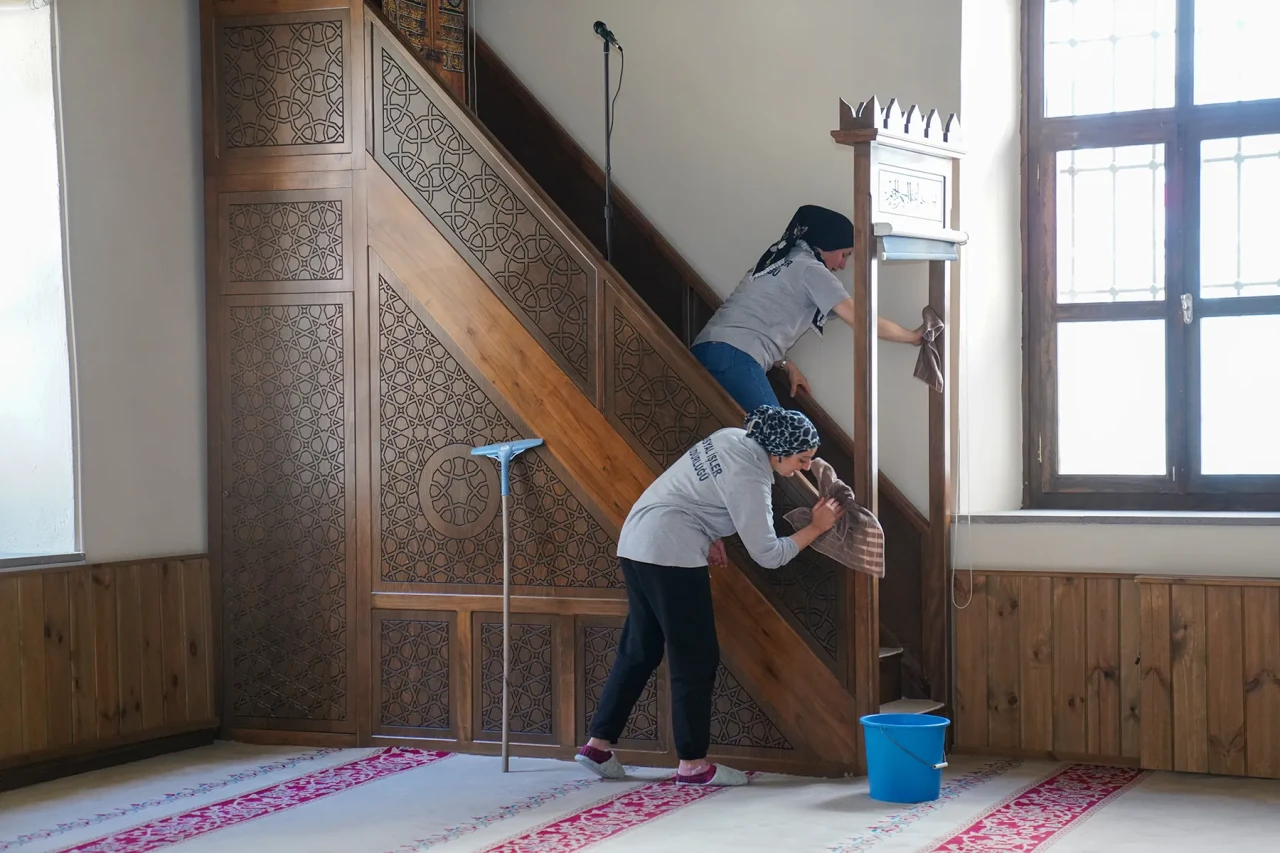 Bayram öncesi camilerde detaylı temizlik seferberliği başladı