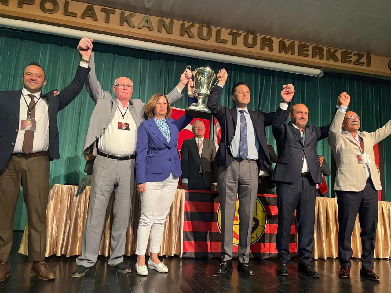 Eskişehirspor Genel Kurulu’nda tarihi an: Siyaset üstü birliktelik kupayla taçlandı