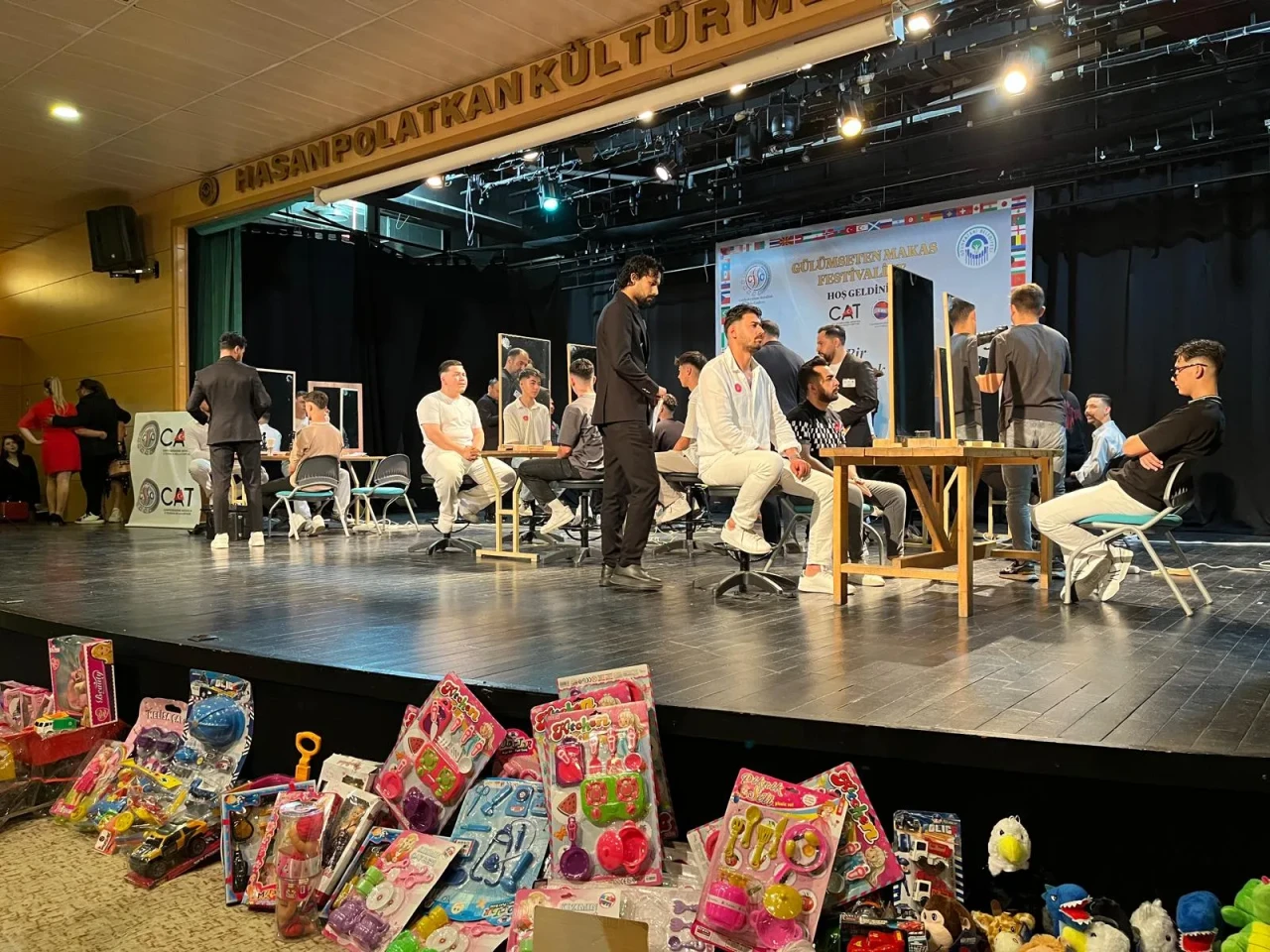 “Gülümseten Makas Festivali”nde Hem Kuaförler Yarıştı Hem Oyuncaklar Toplandı