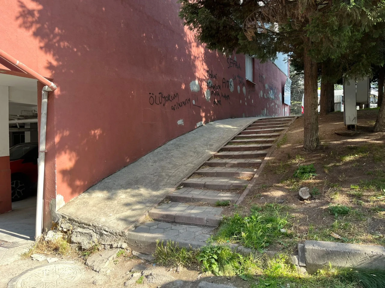 Gökmeydan Mahallesi’nde Tehlikeli Rampa Çözüm Bekliyor