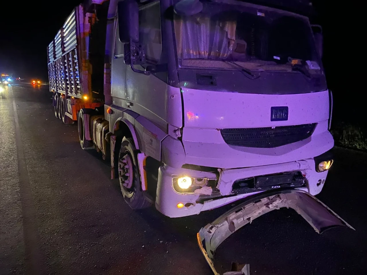 Tır otomobile çarptı: 4 kişi yaralandı
