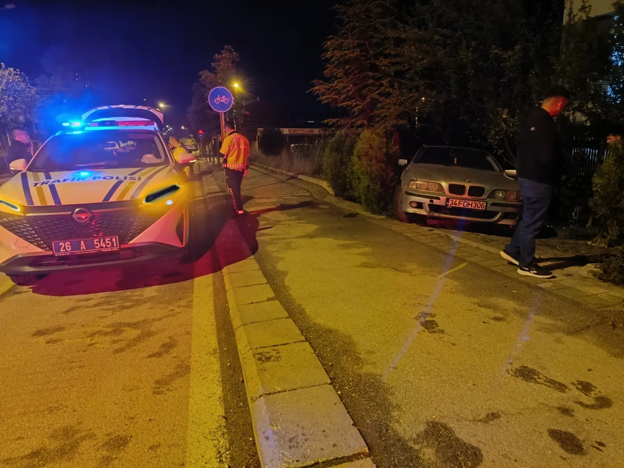 Islak zeminde kayan otomobil müstakil evin bahçesine girdi