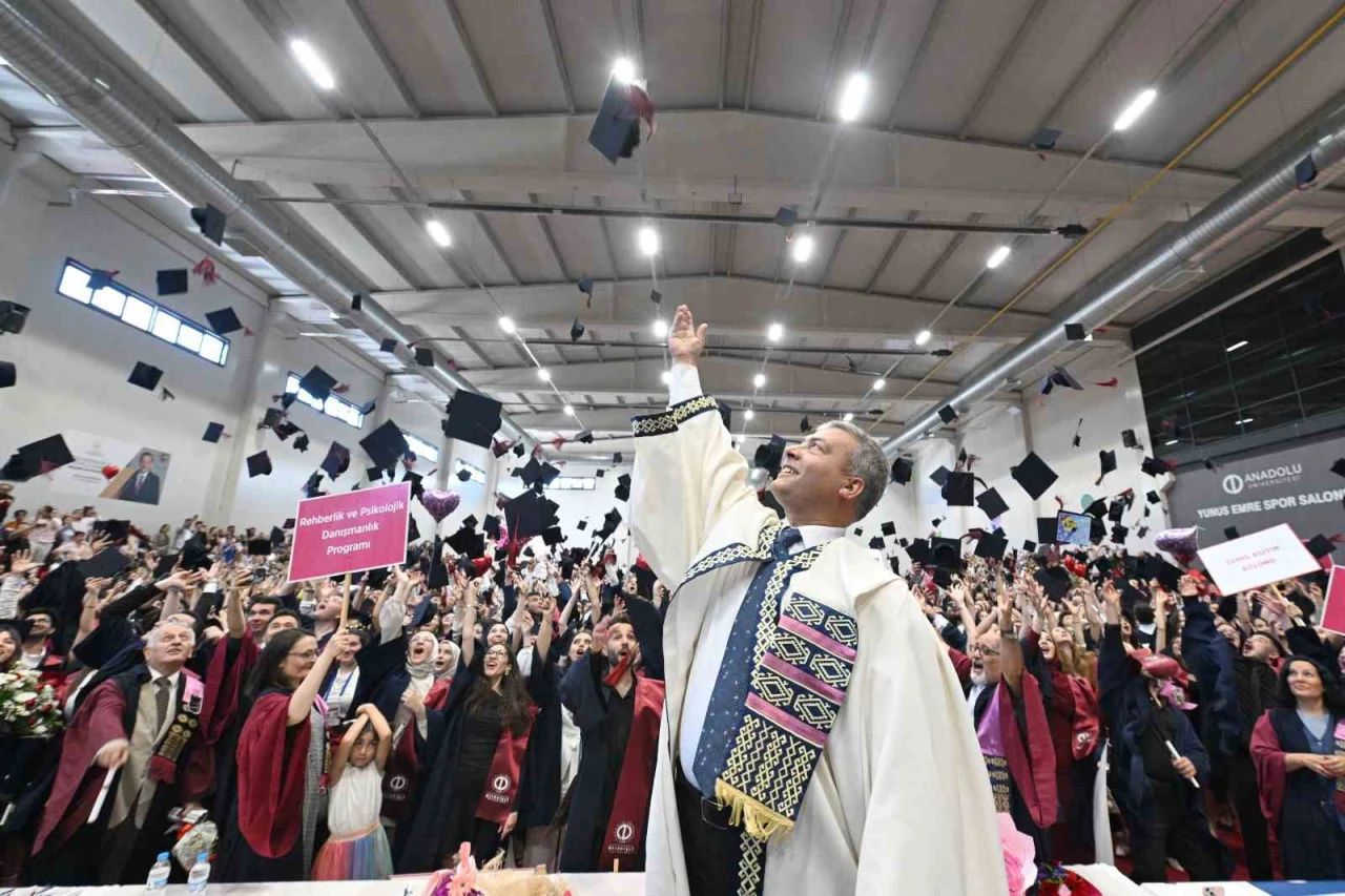 Anadolu Üniversitesi’nde Mezuniyet Coşkusu