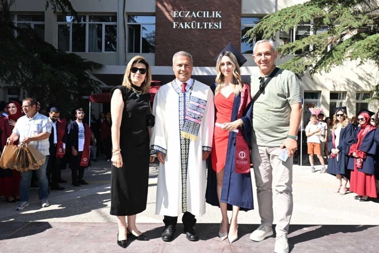 Anadolu Üniversitesi’nde Mezuniyet Coşkusu Fakültelere Yayıldı