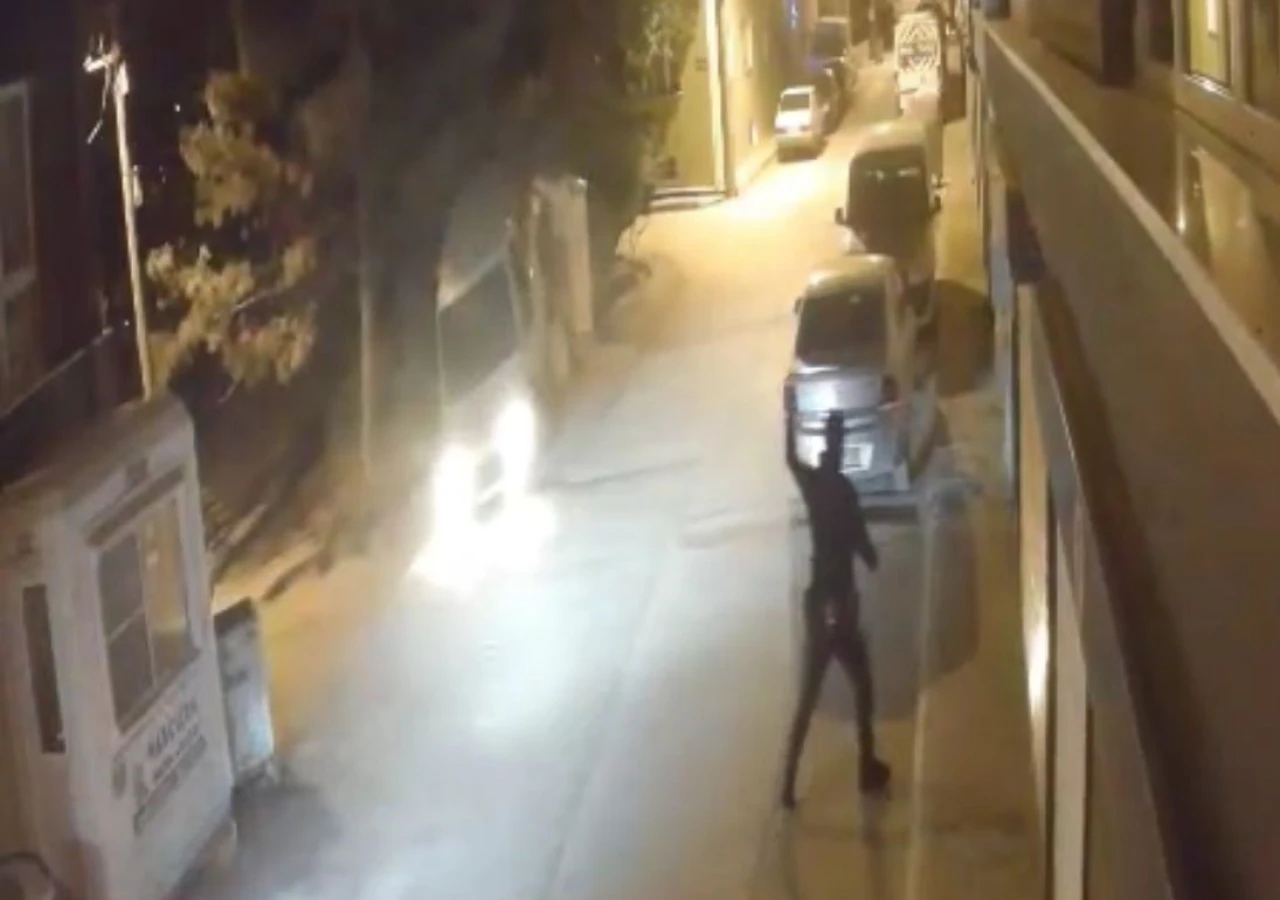 Şüpheli Araç Bekçiden Kaçtı, Geri Geri Giderken Direğe Çarptı