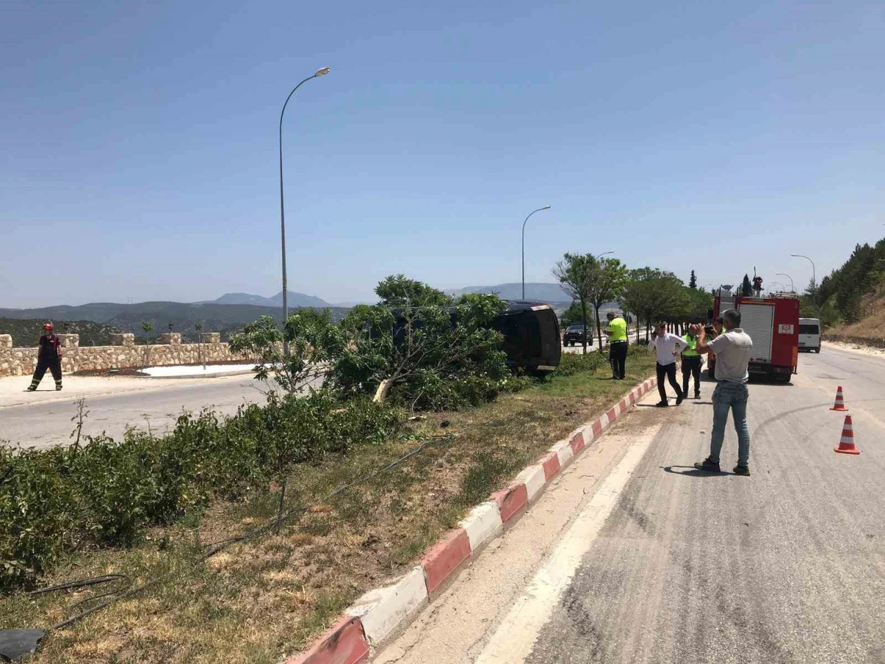 Direksiyon Hakimiyetini Kaybetti, Araç Refüje Uçtu