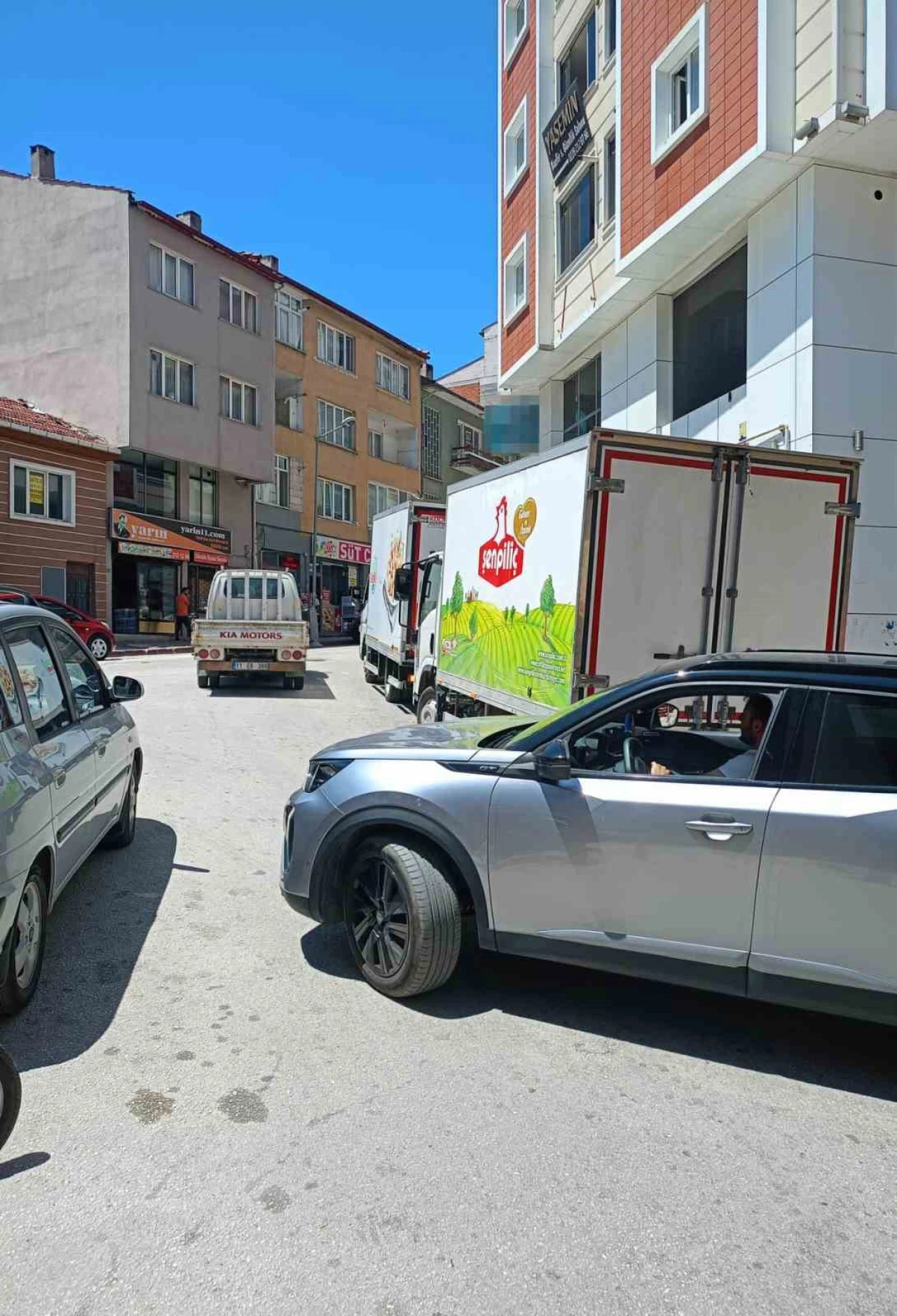 Toptancı Araçları Trafiği Felç Etti: Sürücüler Çözüm Bekliyor