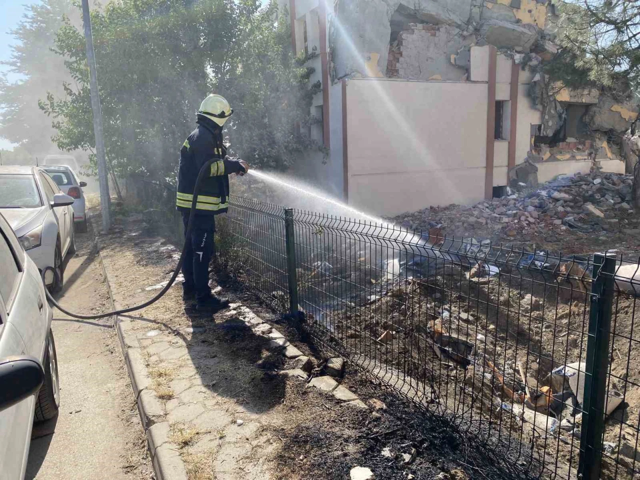 Boş Arazide Strafor Tutuştu, Mahalleyi Duman Kapladı