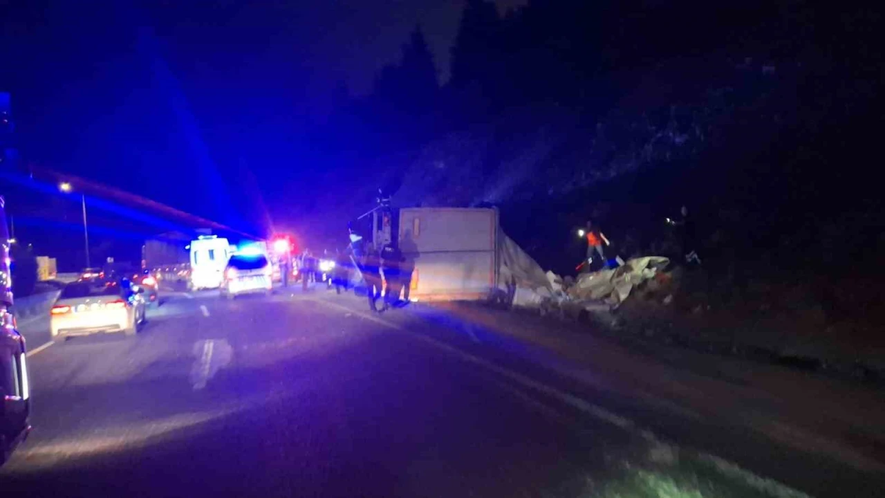 Beyaz Eşya Yüklü Çekici Kazasında Can Pazarı