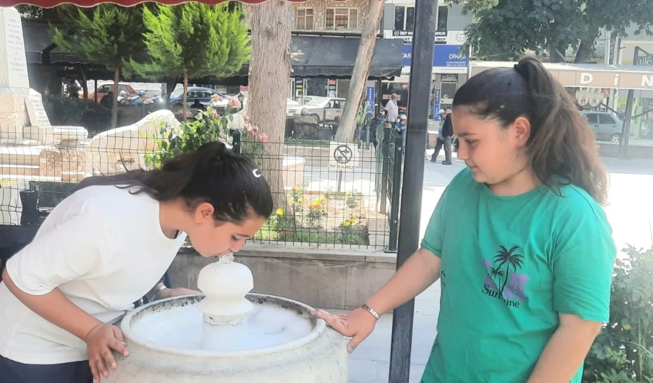 Afyon Dinar’da Yarım Asırlık Çeşmelerden Buz Gibi Kaynak Suyu Akıyor