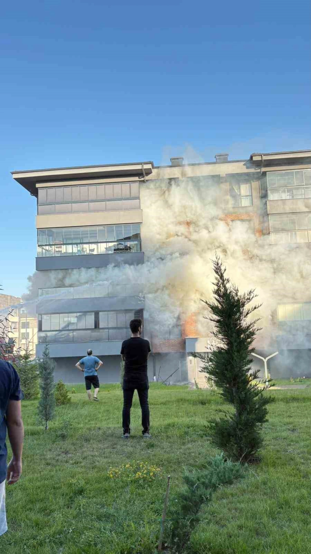Alevler içinde kurtuluş: Yaşlı çiftin hayatını itfaiye ekipleri kurtardı