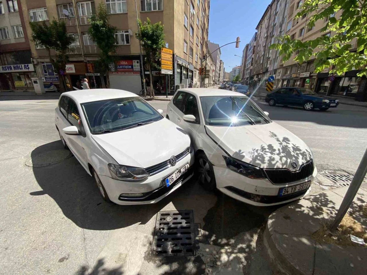 Maddi Hasarlı Kaza Atatürk Caddesi’ni Kilitledi