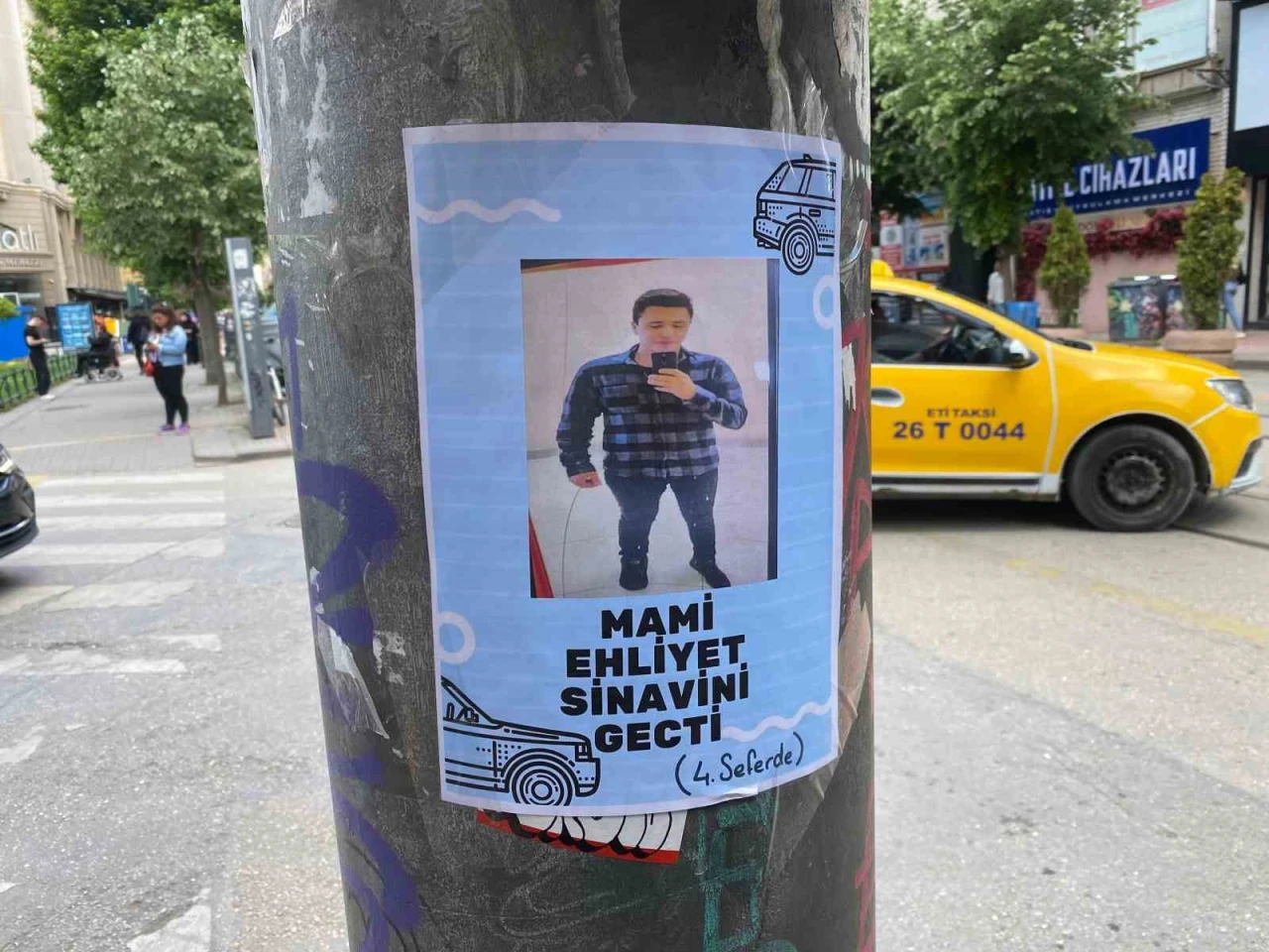 Eskişehir'de elektrik direklerine asılan "Ehliyet sınavını geçti" broşürü ilgi çekti