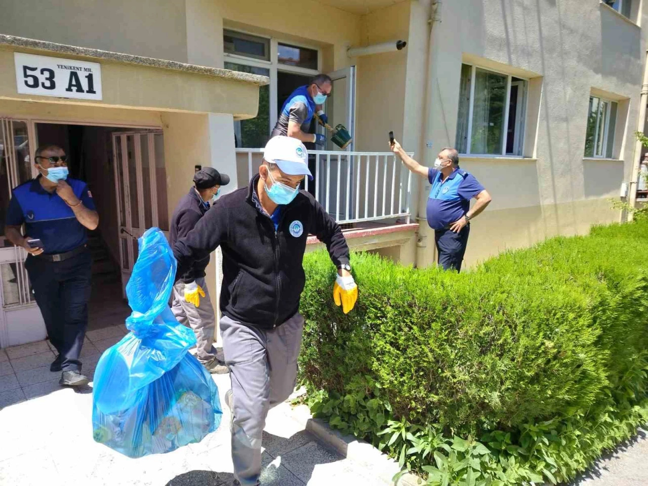 Eskişehir'de emekli doktorun çöp eve dönen dairesi temizlendi