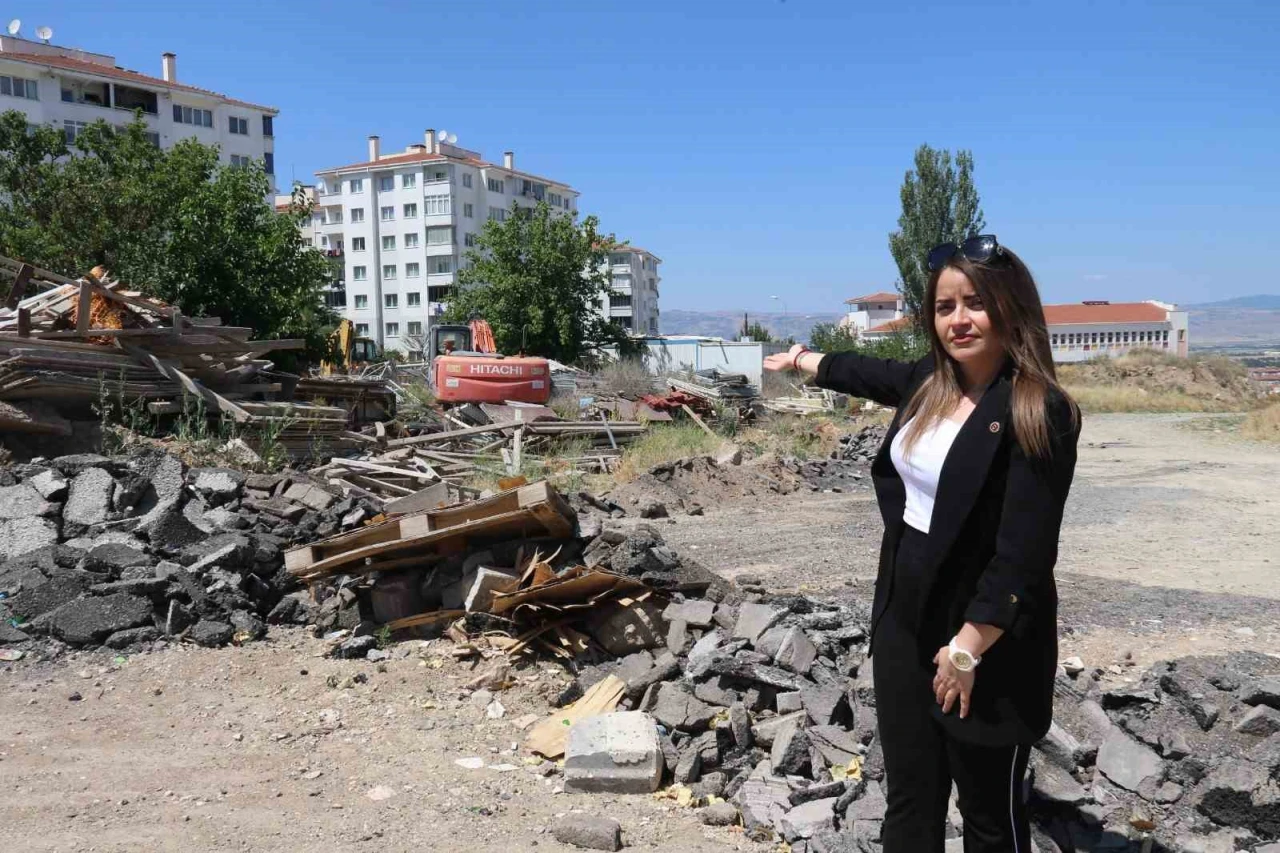 İnşaat Firmasının Açık Depoya Çevirdiği Boş Arsa Mahalleliyi İsyan Ettirdi