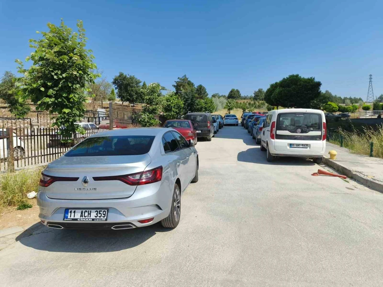 Ambulans Geçemiyor! Hastane Önü Araç Mezarlığına Döndü