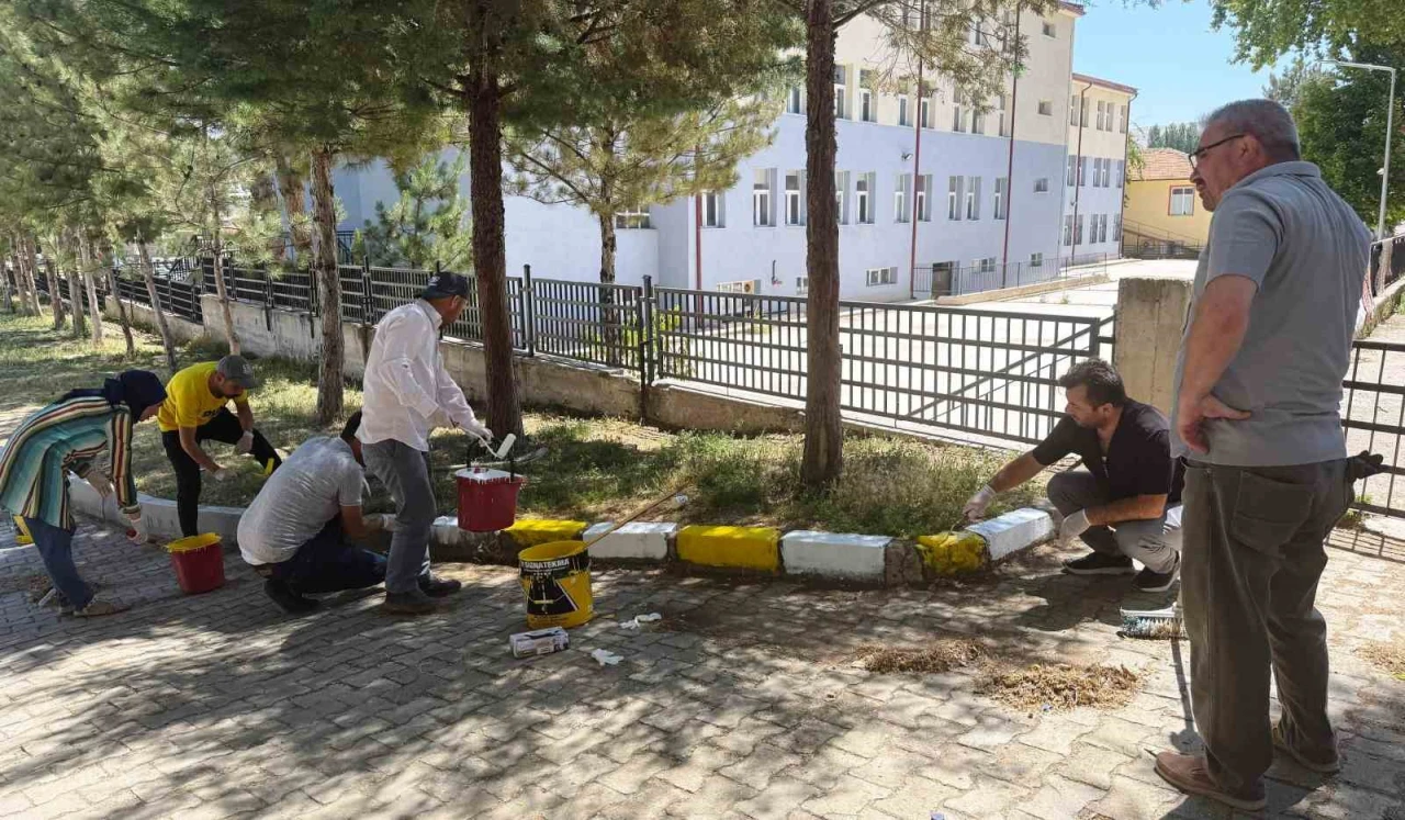 Fırça Ellerinde, Sevgi Yüreklerinde: Öğretmenlerden Örnek Davranış
