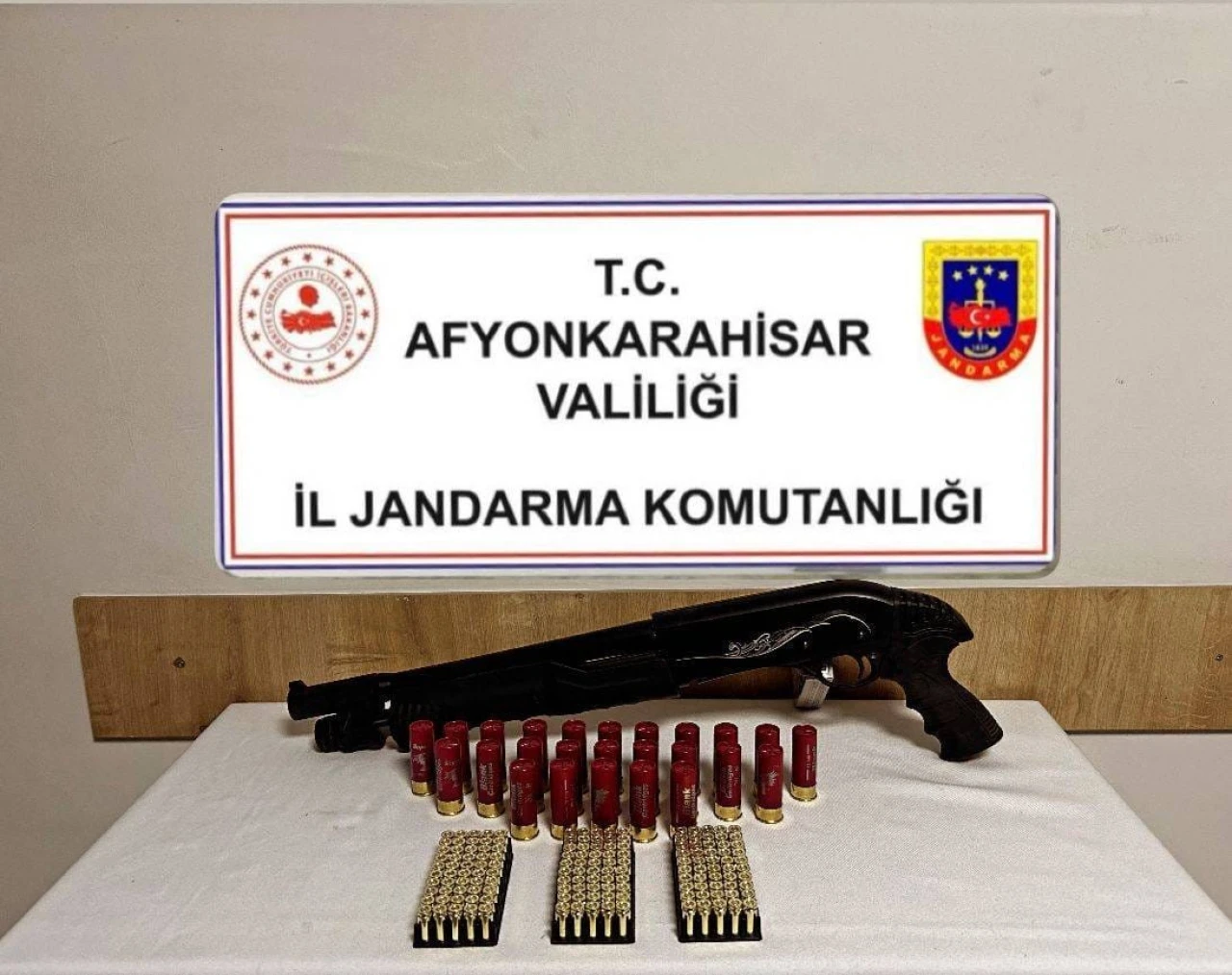 “Afyon’da Devriye Durdurdu: Araçtan Cephanelik Çıktı!”