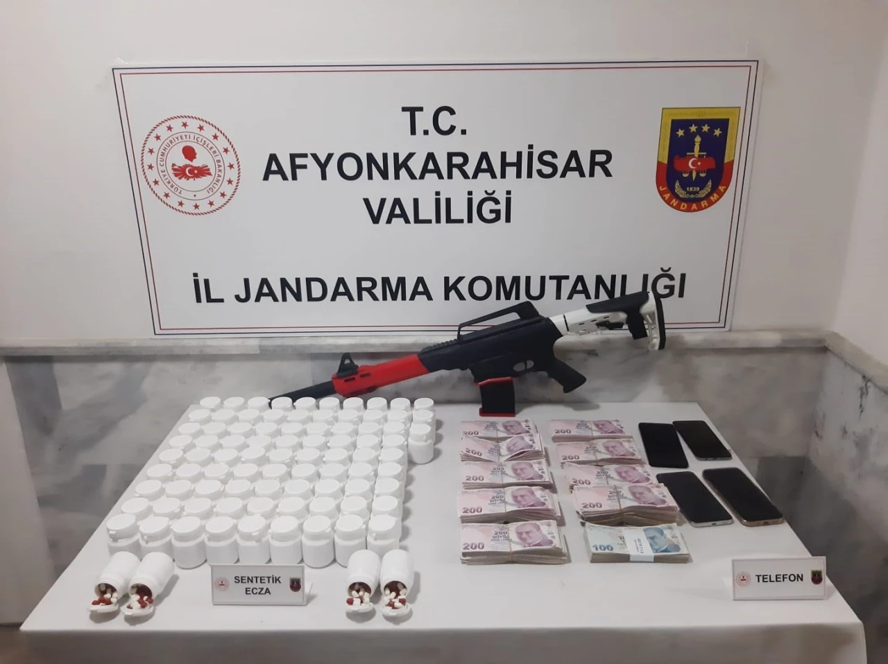 Afyon’da 3 gözaltı: Binlerce hap ve yüklü para yakalandı