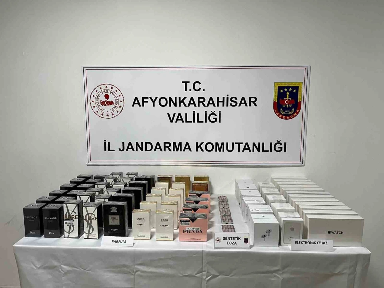 Kaçak elektronik ürün satan şahıs uyuşturucu ile yakalandı