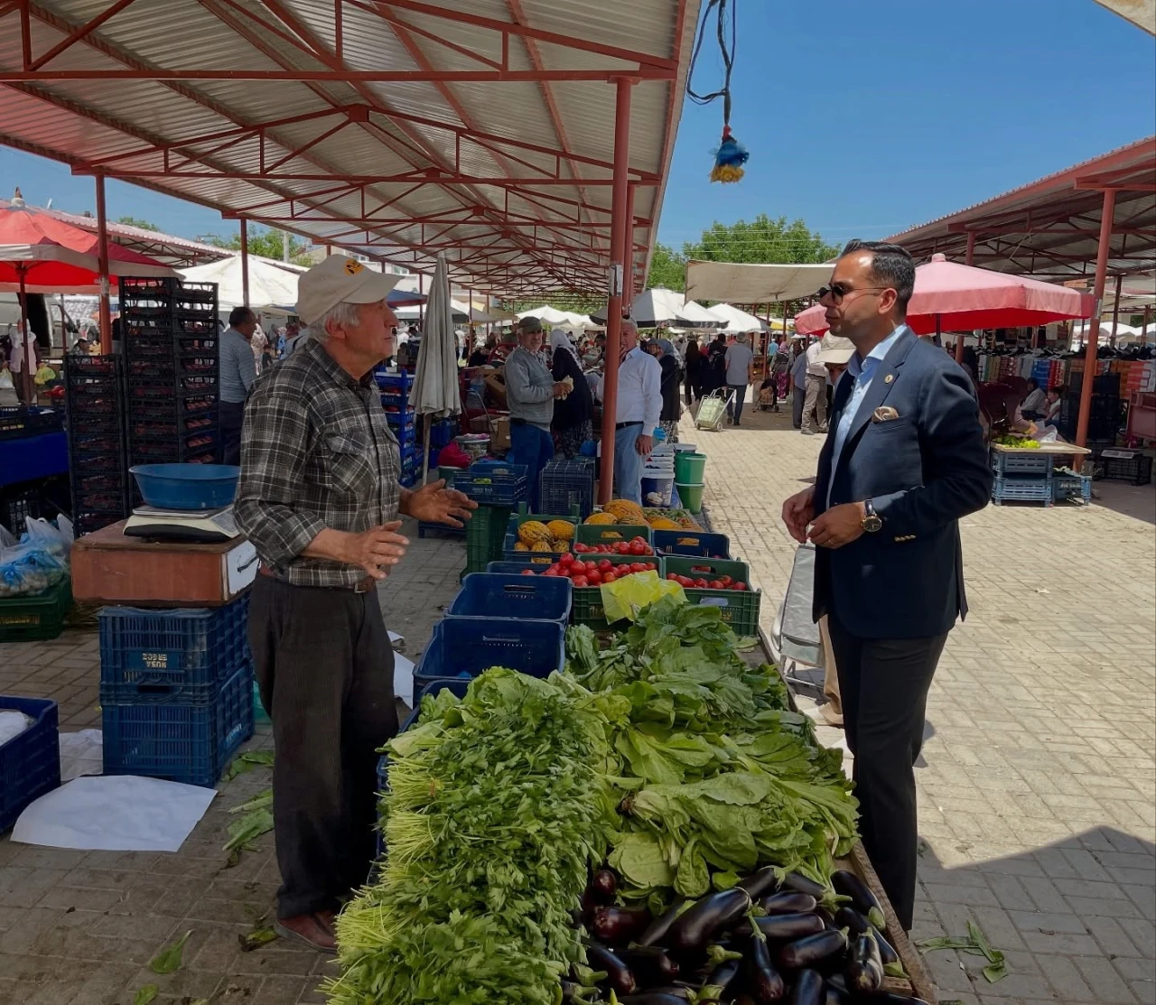 Sinanpaşa Pazarı’nda Samimi Buluşma: Kaymakam Esnafla El Sıkıştı